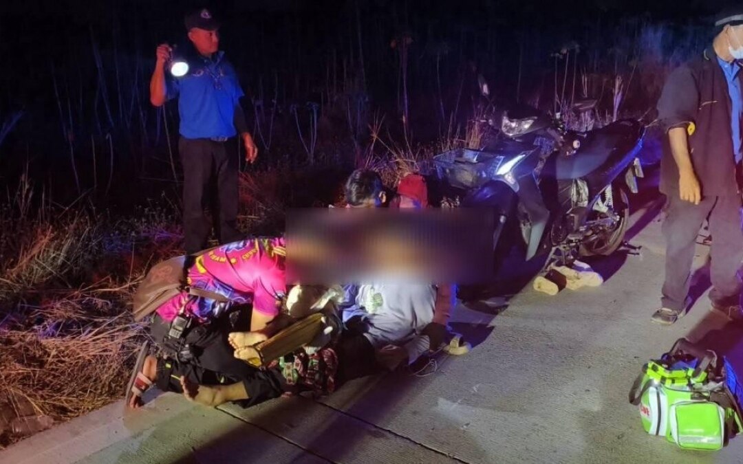 Decke im motorradreifen loest ploetzlichen unfall einer familie in der naehe von pattaya aus