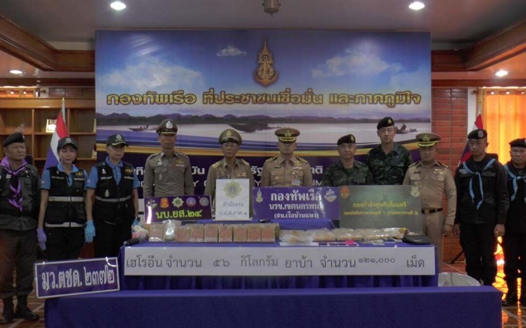 Riesige drogenoperation in nakhon phanom polizei beschlagnahmt 56 kilogramm heroin und 121 000 meth