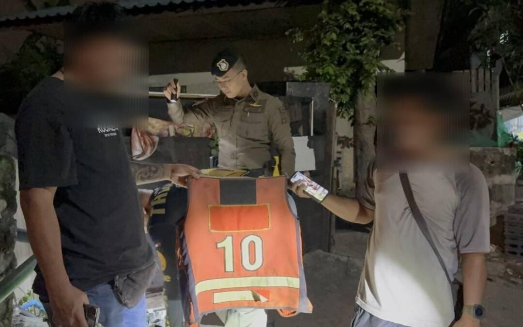 Verhaftung in pattaya serien motorraddiebe gefasst und geheime werkstatt entdeckt zerlegte bikes