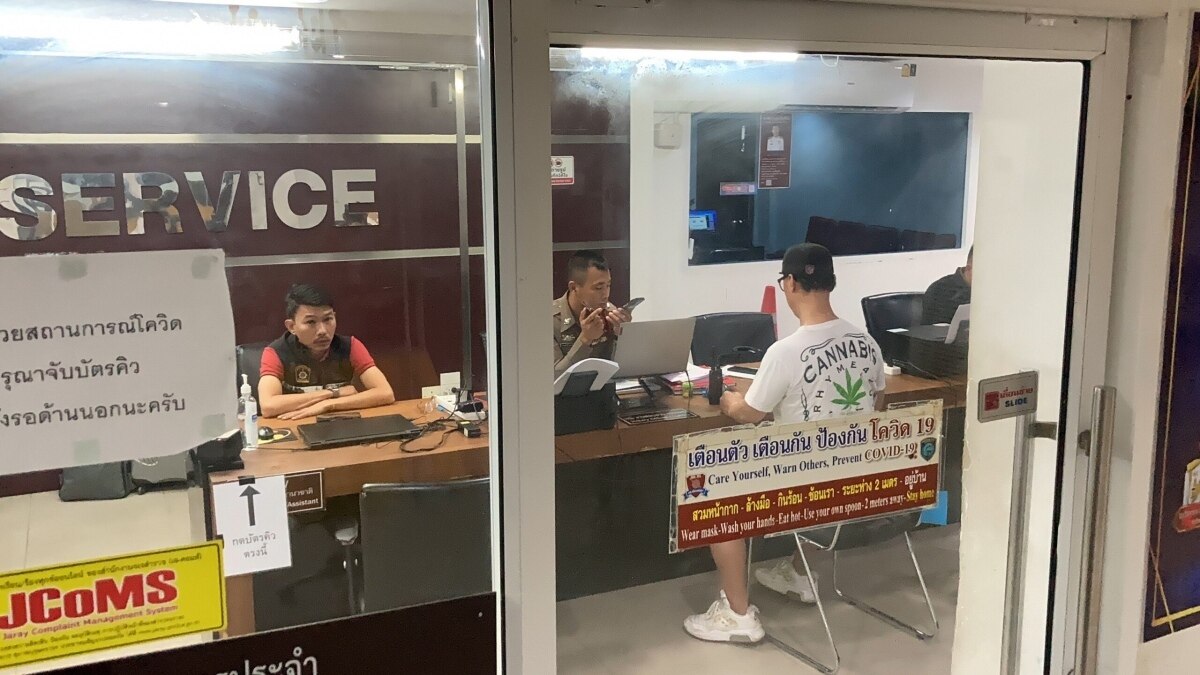 Unerlaubter Lifestream eines ausländischen Touristen in Pattaya: Angriff auf Massagesalon-Besitzerin führt zu Polizeieinsatz