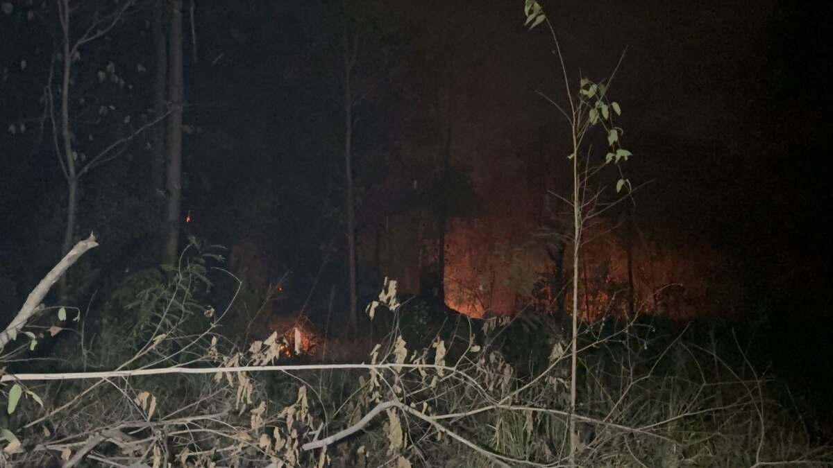 Besorgnis über Waldbrand in Pattaya: Kloster in Gefahr - Feuerwehreinsatz erforderlich