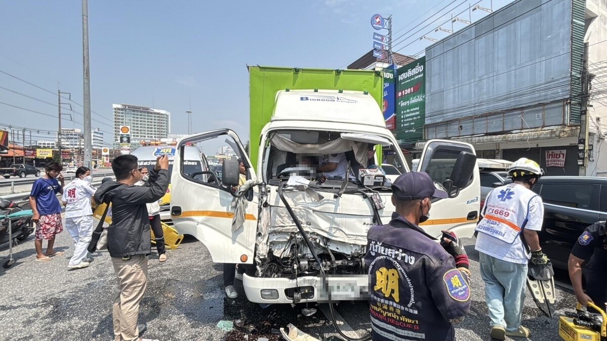 Betrunkener LKW-Fahrer bei schwerem Unfall auf der Sukhumvit Road in Pattaya verletzt und im Fahrzeug eingeklemmt