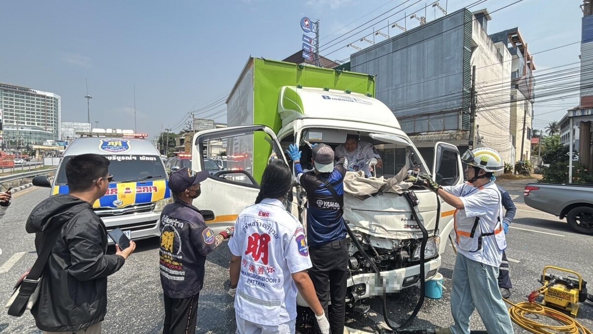 Betrunkener LKW-Fahrer bei schwerem Unfall auf der Sukhumvit Road in Pattaya verletzt und im Fahrzeug eingeklemmt