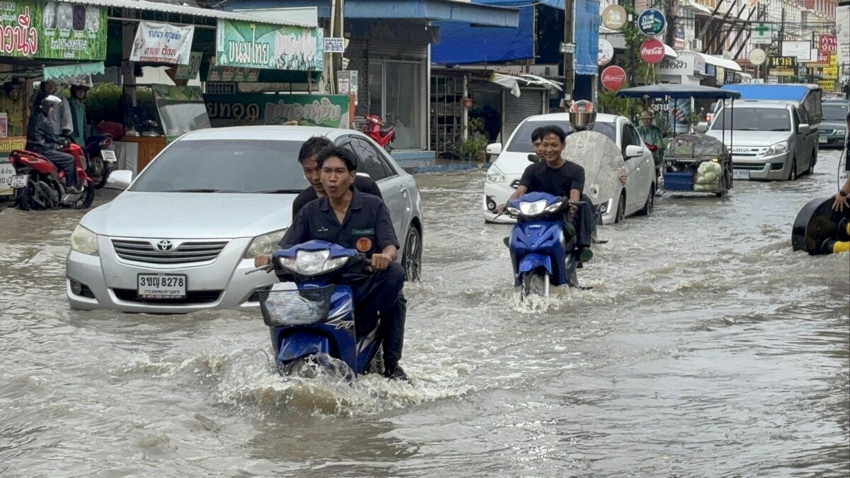 Eilmeldung: Ungewöhnlich starker Regen während Trockenzeit in Thailand überflutet Banglamung - Behörden kämpfen gegen die Fluten