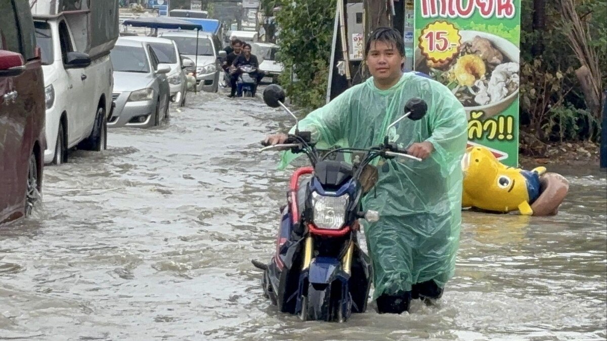 Eilmeldung: Ungewöhnlich starker Regen während Trockenzeit in Thailand überflutet Banglamung - Behörden kämpfen gegen die Fluten