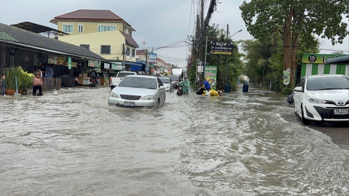 Eilmeldung: Ungewöhnlich starker Regen während Trockenzeit in Thailand überflutet Banglamung - Behörden kämpfen gegen die Fluten