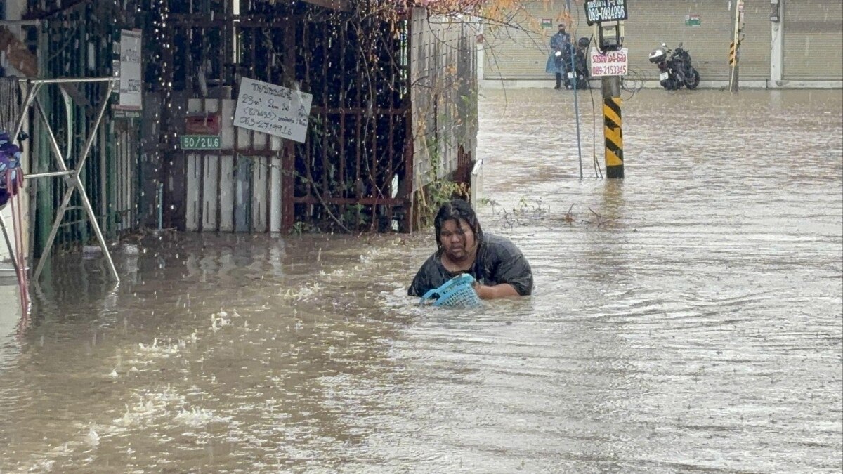 Eilmeldung: Ungewöhnlich starker Regen während Trockenzeit in Thailand überflutet Banglamung - Behörden kämpfen gegen die Fluten