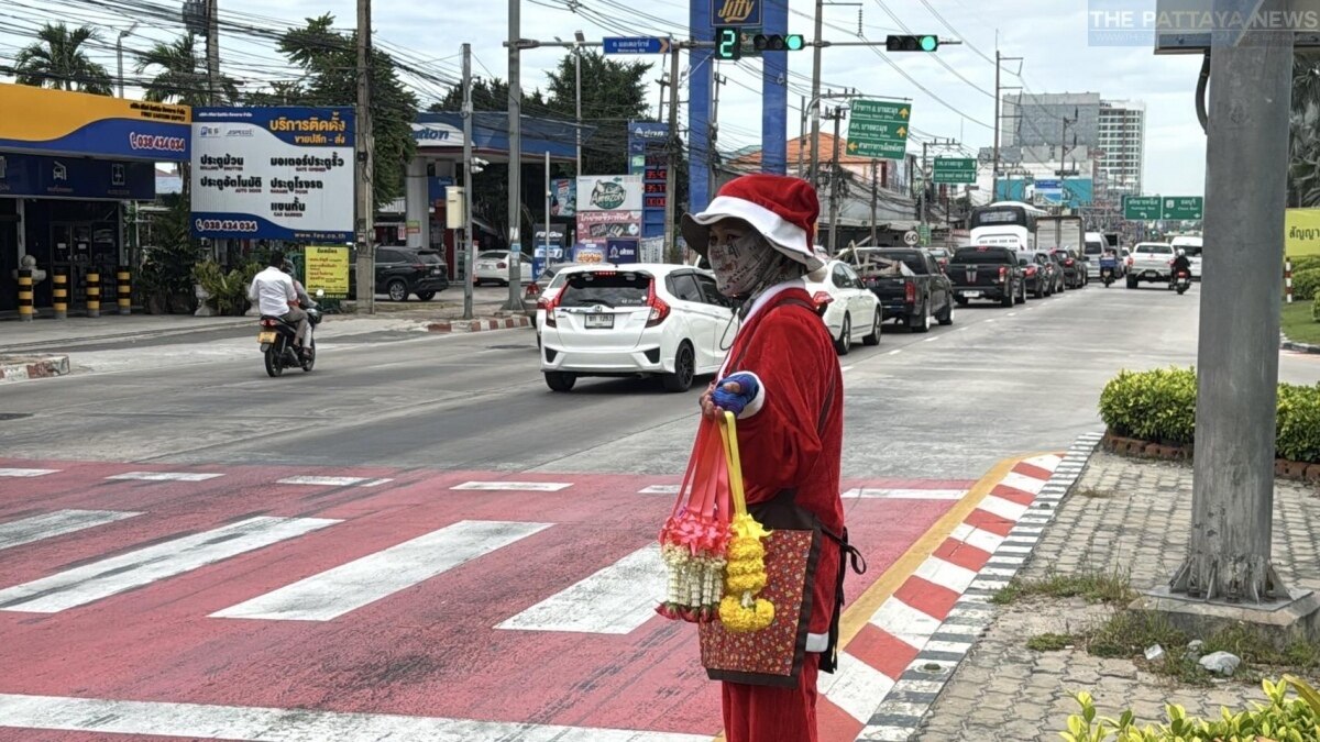 Festlicher Girlandenverkauf: Weihnachtsmann begeistert Autofahrer in Pattaya