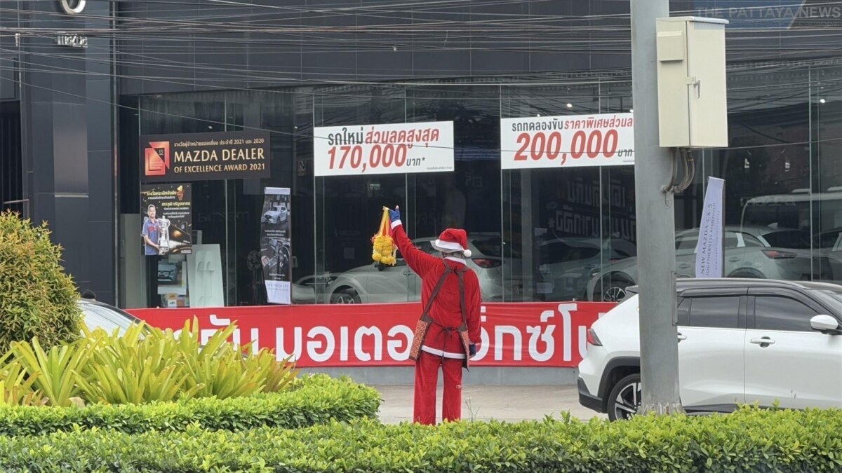 Festlicher Girlandenverkauf: Weihnachtsmann begeistert Autofahrer in Pattaya