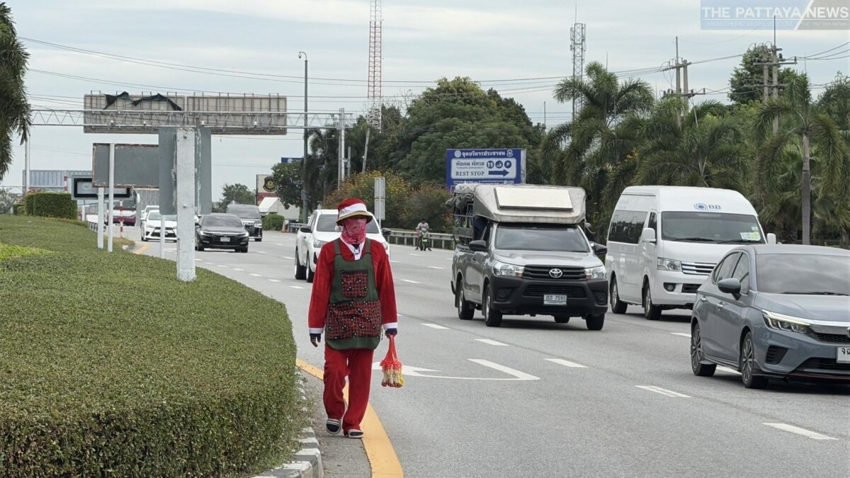 Festlicher Girlandenverkauf: Weihnachtsmann begeistert Autofahrer in Pattaya