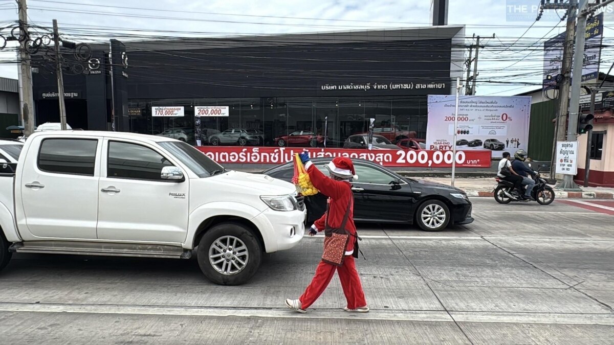 Festlicher Girlandenverkauf: Weihnachtsmann begeistert Autofahrer in Pattaya