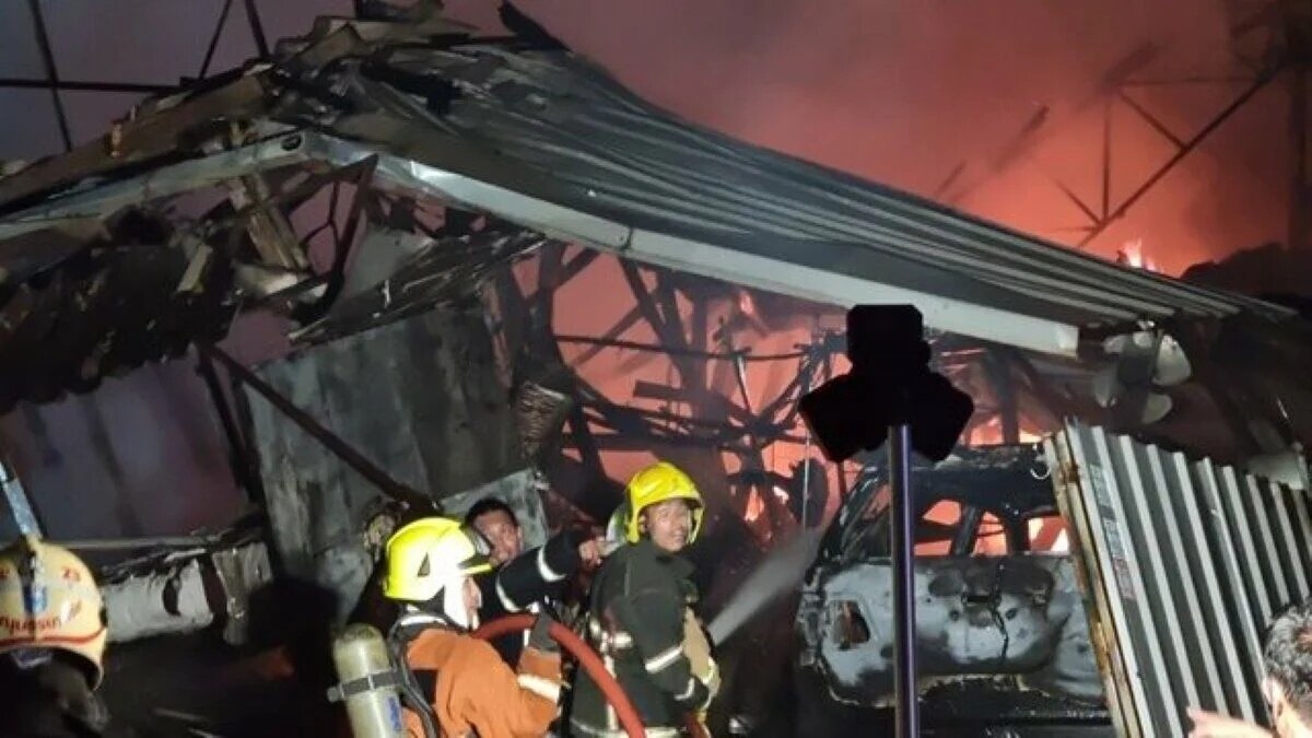 Feuer zerstört fünf Autos bei Garagenbrand in Nonthaburi