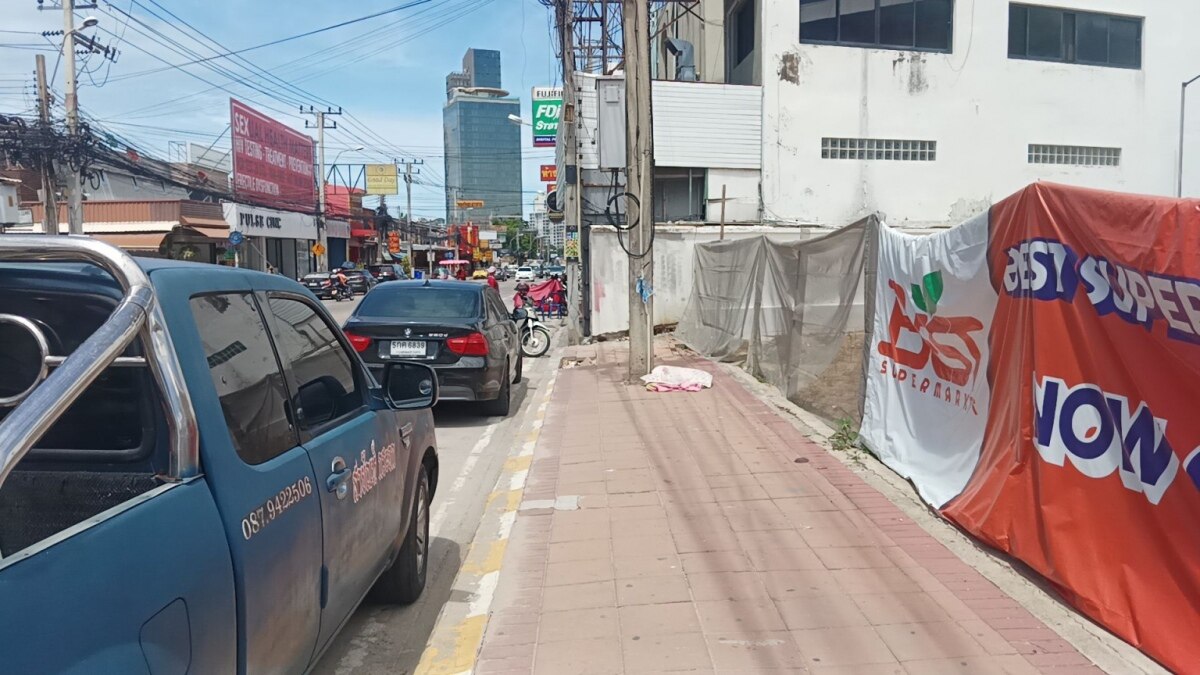 Gefahr in Pattaya - Touristen müssen auf Straße ausweichen wegen Fußwegsperre durch hohe Mauer