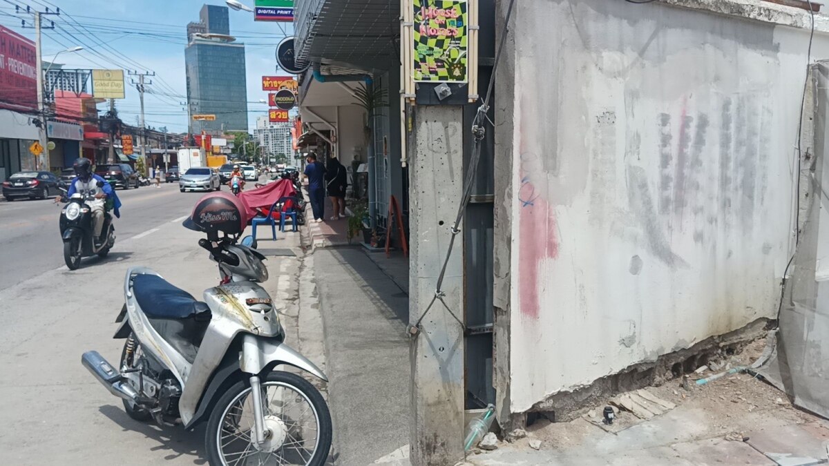 Gefahr in Pattaya - Touristen müssen auf Straße ausweichen wegen Fußwegsperre durch hohe Mauer