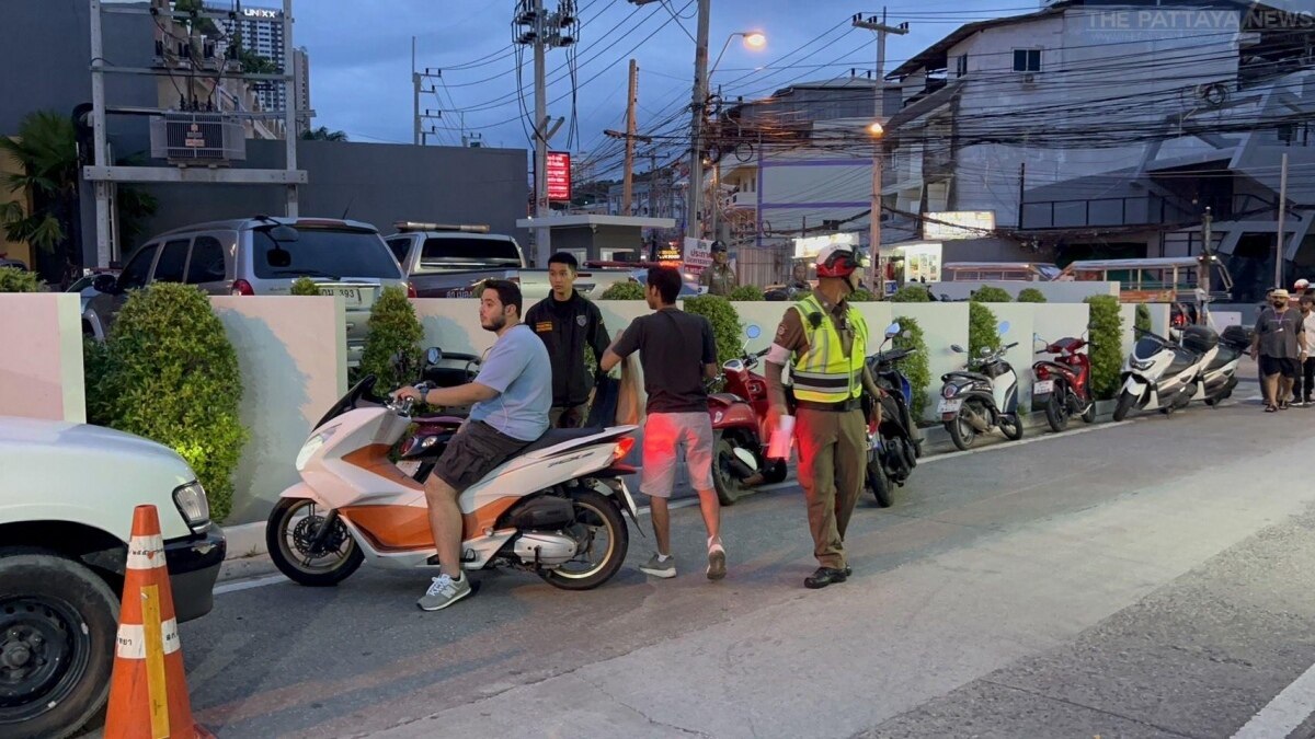 Hupend durch Pattaya ohne Helm, Führerschein und Versicherung - Polizei geht gegen Touristen aus dem Nahen Osten vor