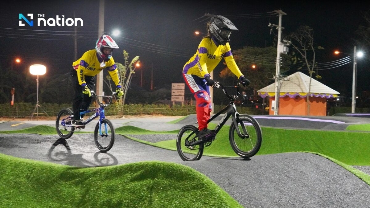 Ihre Majestät, die Königin von Thailand, fährt BMX auf neuer Strecke in Phichit (Fotos)