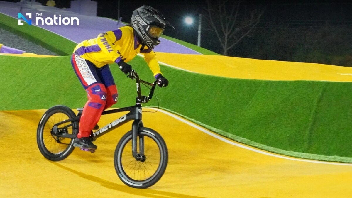 Ihre Majestät, die Königin von Thailand, fährt BMX auf neuer Strecke in Phichit (Fotos)