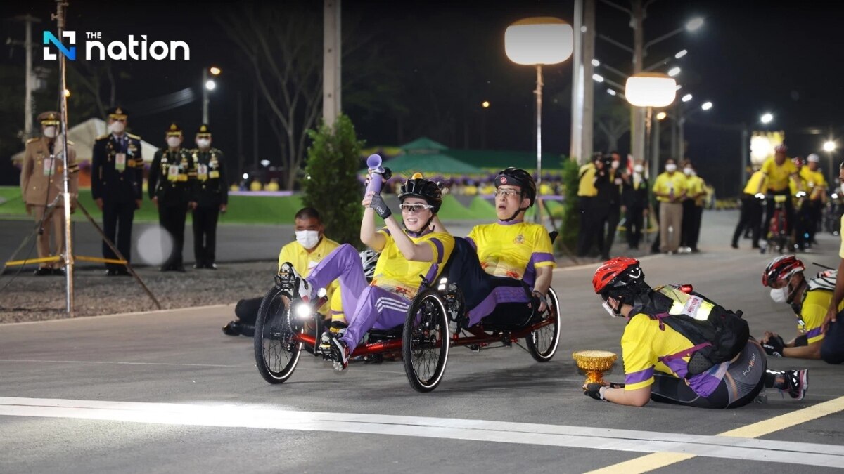 Ihre Majestät, die Königin von Thailand, fährt BMX auf neuer Strecke in Phichit (Fotos)