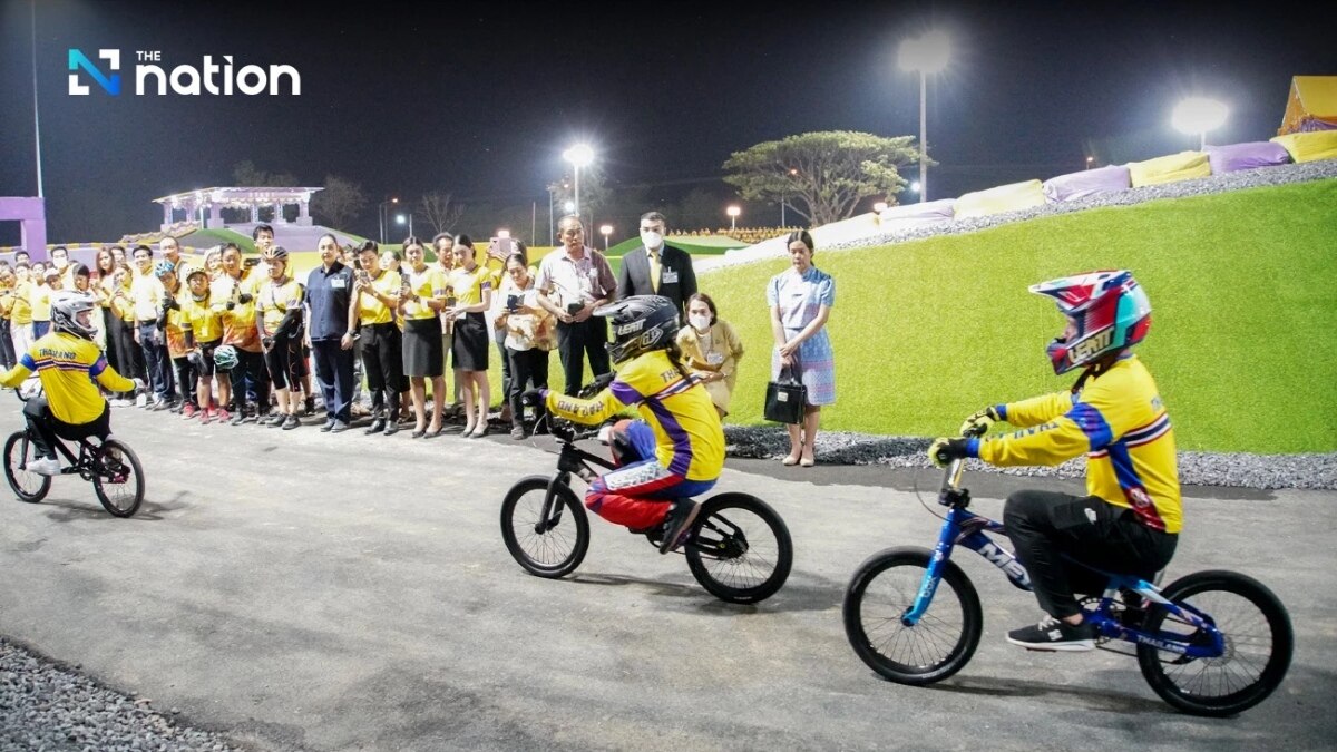 Ihre Majestät, die Königin von Thailand, fährt BMX auf neuer Strecke in Phichit (Fotos)