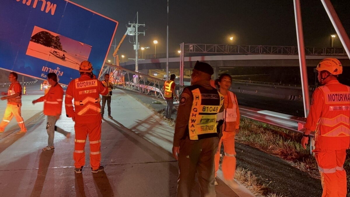 Muldenkipper rammt Werbeschild bei Pattaya: Fahrer flüchtet - Verkehrschaos und Angst vor Stromschlag auf Schnellstraße