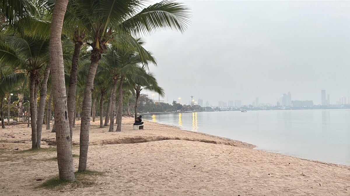 Öffentliche &quot;Anstandsverletzung&quot; am Krating Lai Beach in Banglamung sorgt für Aufsehen