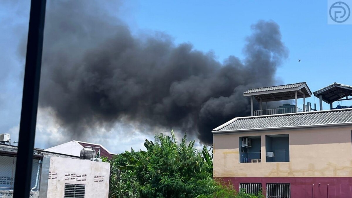 Puket: Feuer von Müllhaufen beschädigt Haus in Wichit (Fotos)