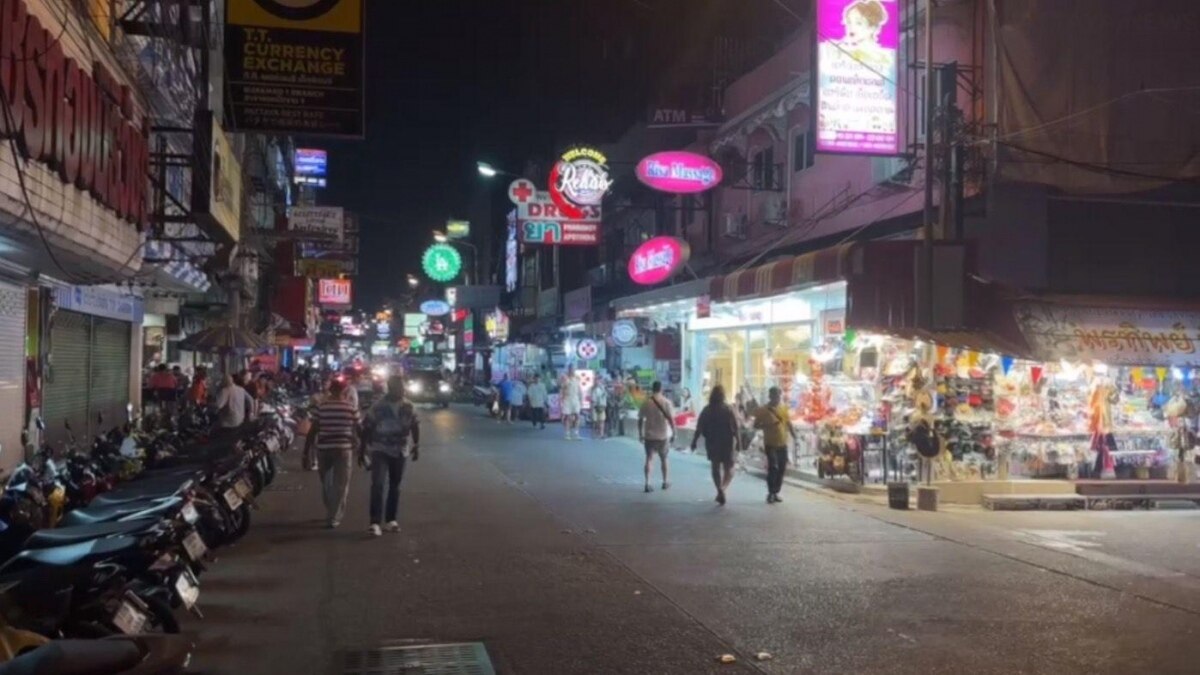 Soziale Medien in Aufruhr: Sicherheitsvorsorge für Passagiere in Pattaya dringend gefordert - Behinderter Ausländer stürzt aus Baht-Bus - Video