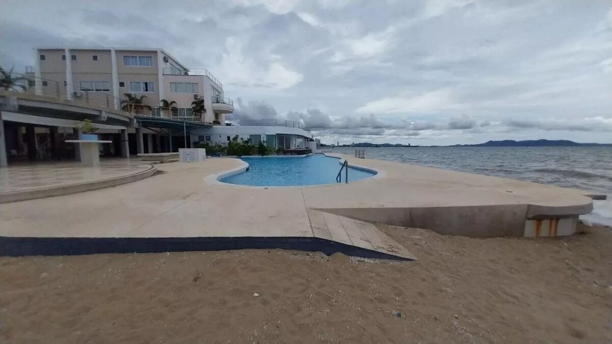 Umstrittene Konstruktion: Mysteriöser Pool am Strand von Na Jomtien