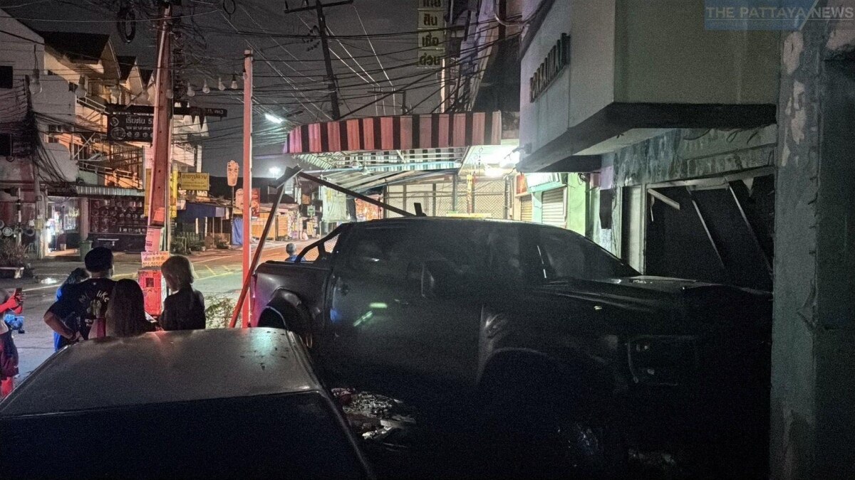 Verwirrender Unfall in Pattaya: Australischer Tourist rammt mit Pickup Drogerie und Hotel