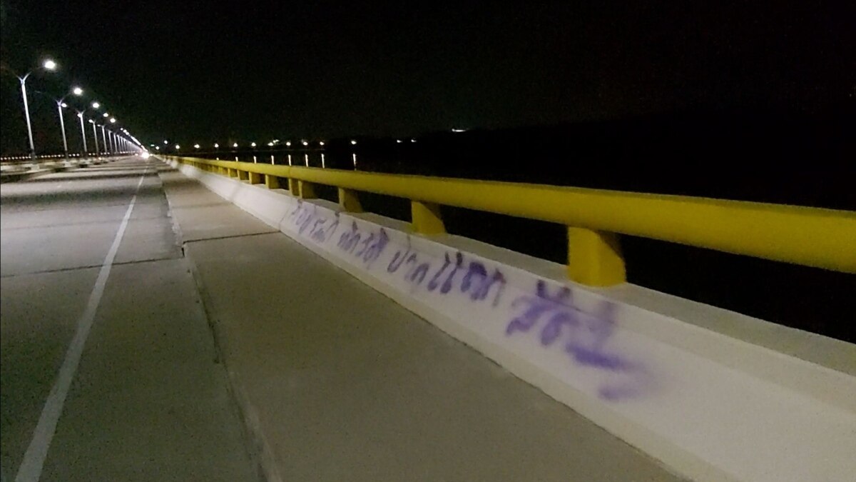 Vulgäres Graffiti auf der Chonburi-Brücke sorgt für Empörung (Fotos)