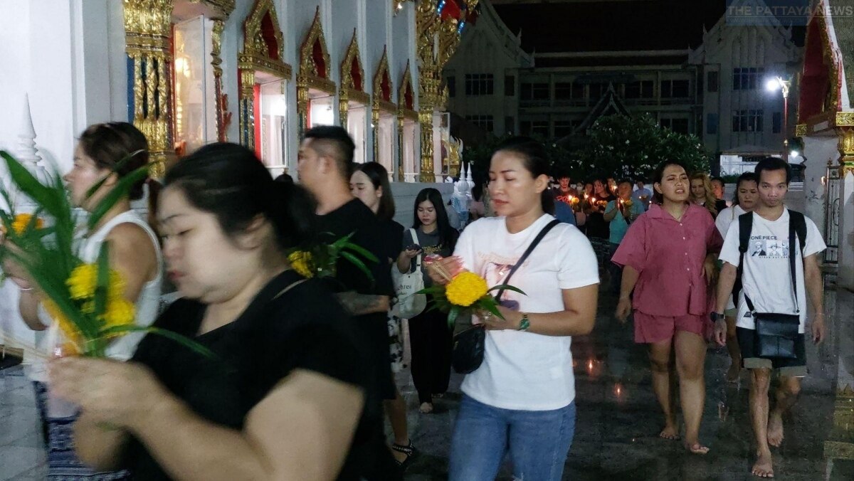 Pattaya: Heiliger Tempel strahlt vor Energie beim Asarnha Bucha Fest (Fotos)