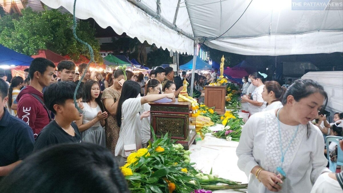 Pattaya: Heiliger Tempel strahlt vor Energie beim Asarnha Bucha Fest (Fotos)