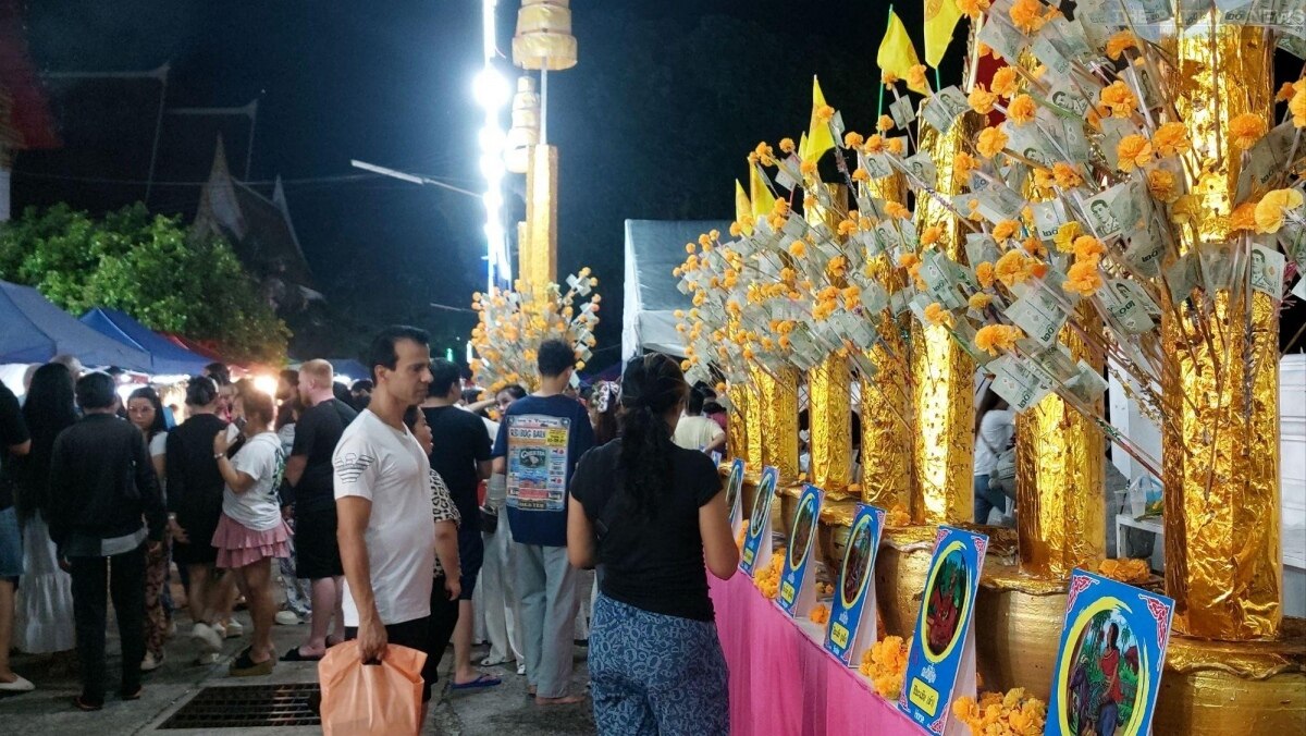 Pattaya: Heiliger Tempel strahlt vor Energie beim Asarnha Bucha Fest (Fotos)