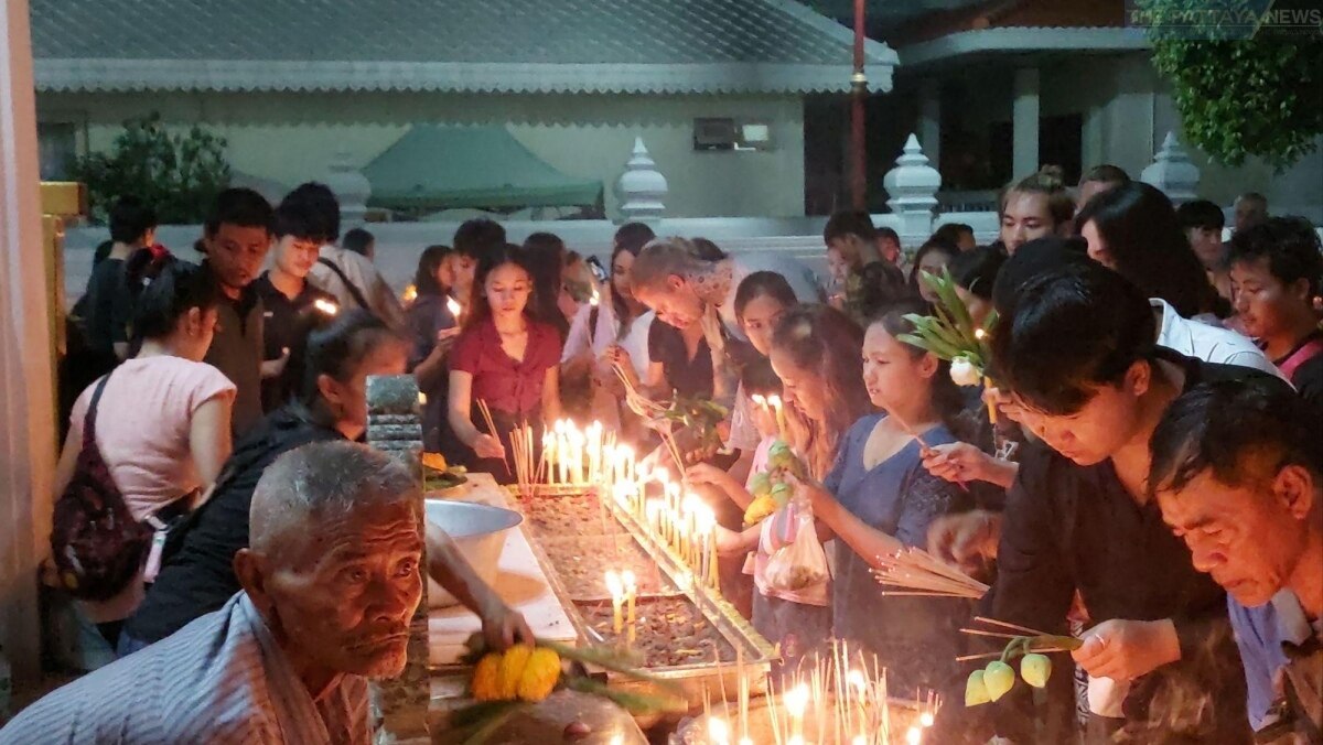 Pattaya: Heiliger Tempel strahlt vor Energie beim Asarnha Bucha Fest (Fotos)