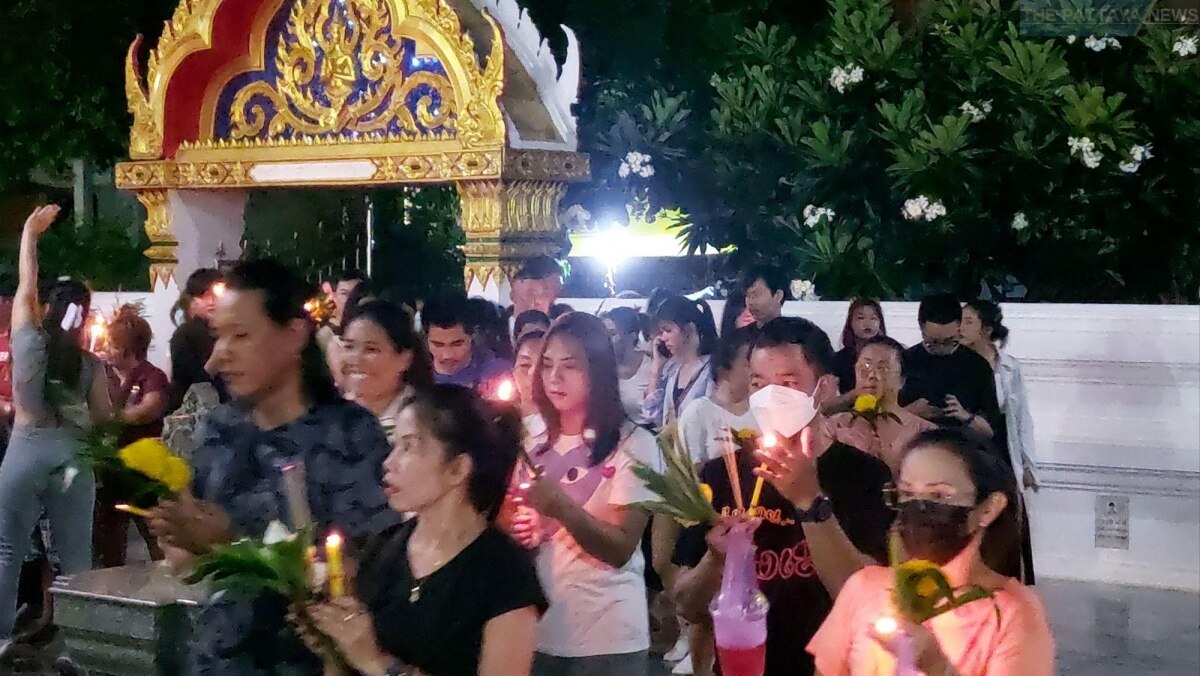 Pattaya: Heiliger Tempel strahlt vor Energie beim Asarnha Bucha Fest (Fotos)