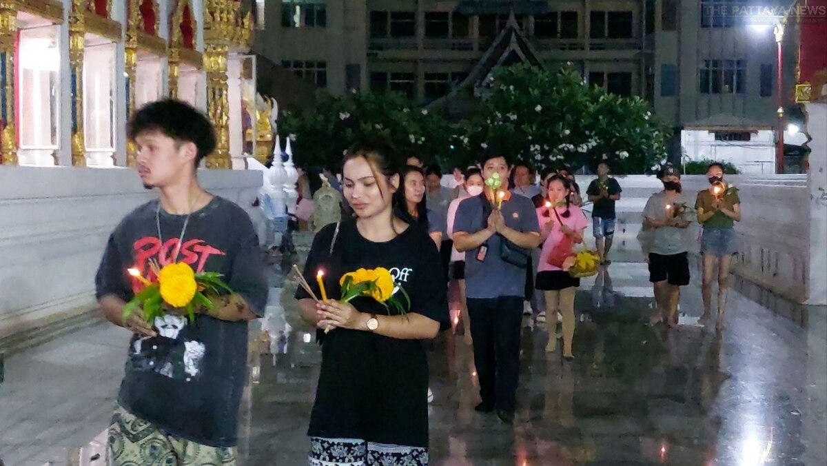 Pattaya: Heiliger Tempel strahlt vor Energie beim Asarnha Bucha Fest (Fotos)