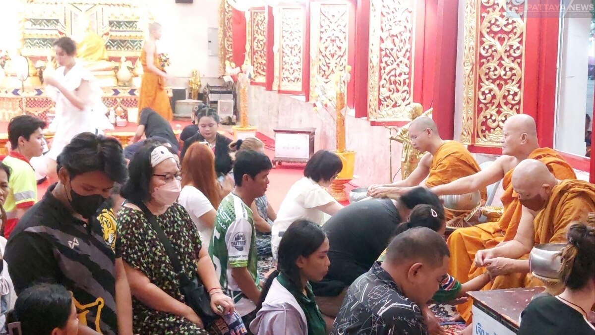 Pattaya: Heiliger Tempel strahlt vor Energie beim Asarnha Bucha Fest (Fotos)