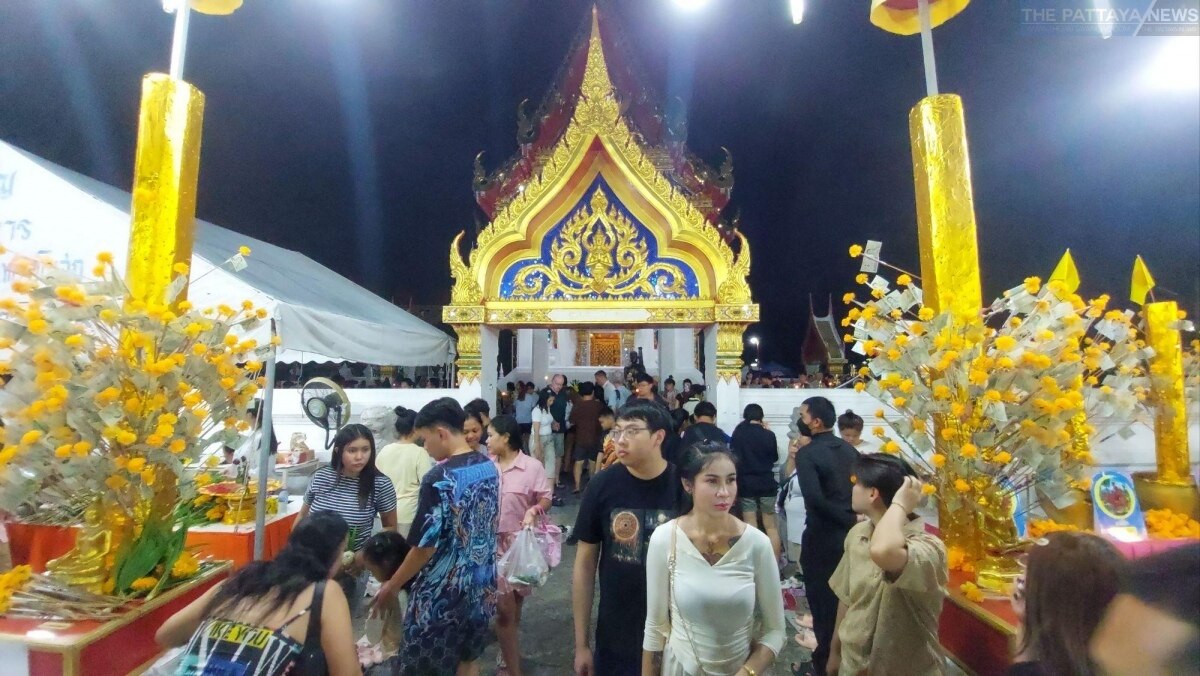 Pattaya: Heiliger Tempel strahlt vor Energie beim Asarnha Bucha Fest (Fotos)