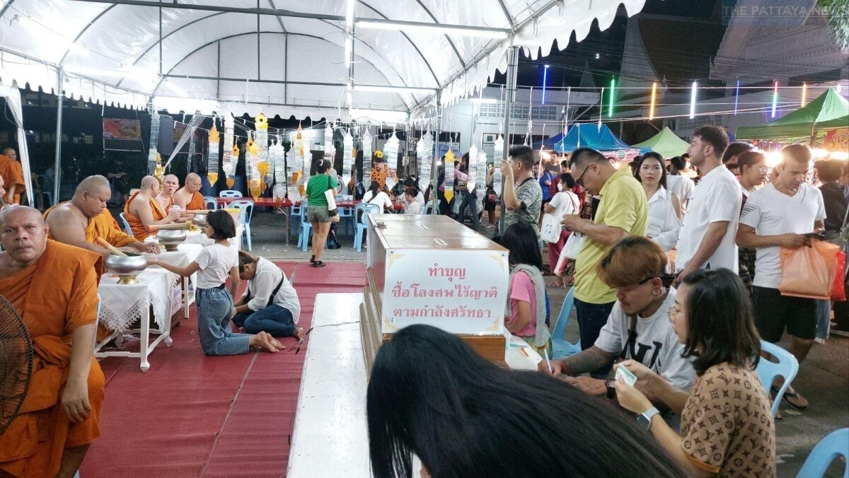 Pattaya: Heiliger Tempel strahlt vor Energie beim Asarnha Bucha Fest (Fotos)