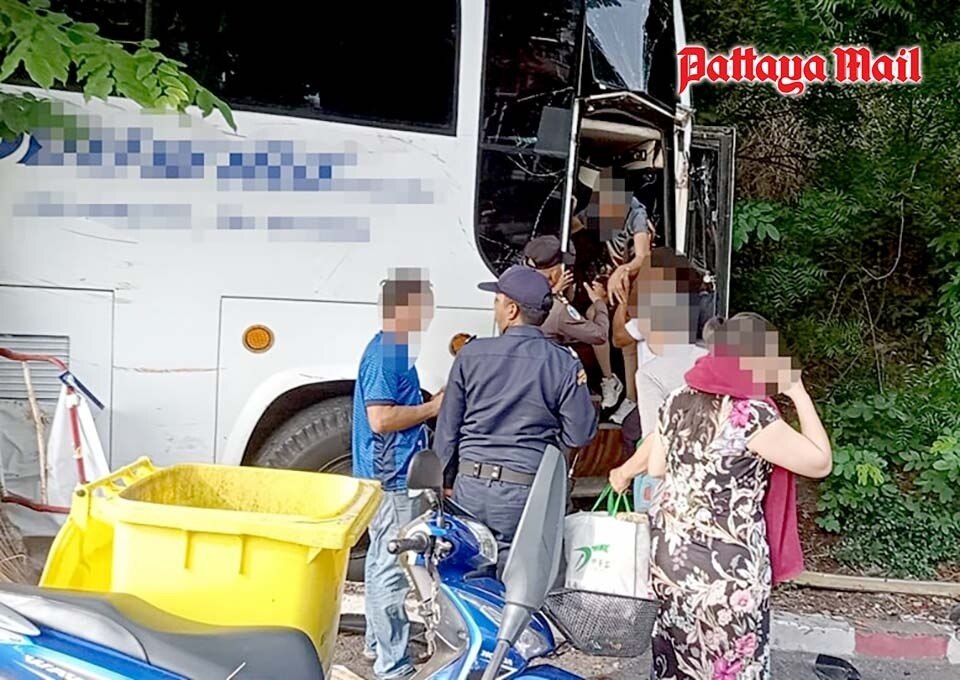 Chinesische Touristen überleben Reisebusunfall in Pattaya