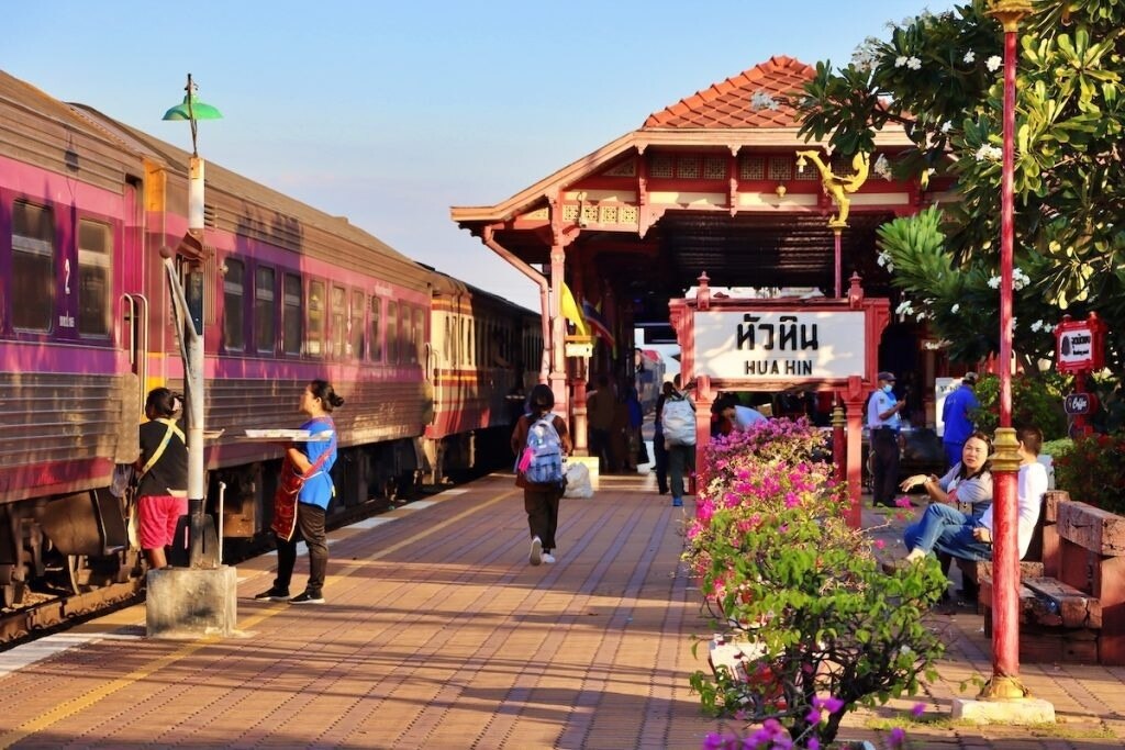 Hua Hin bereitet sich mit der Eröffnung einer neuen Hochbahnstation auf moderne Zugreisen vor