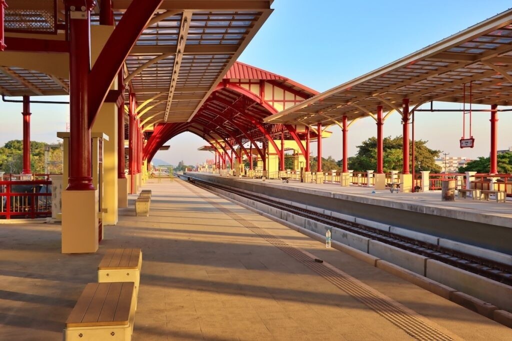 Hua Hin bereitet sich mit der Eröffnung einer neuen Hochbahnstation auf moderne Zugreisen vor