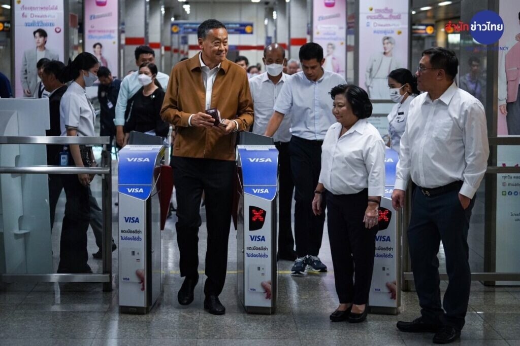 Premierminister fährt mit MRT zu Marktbesuch