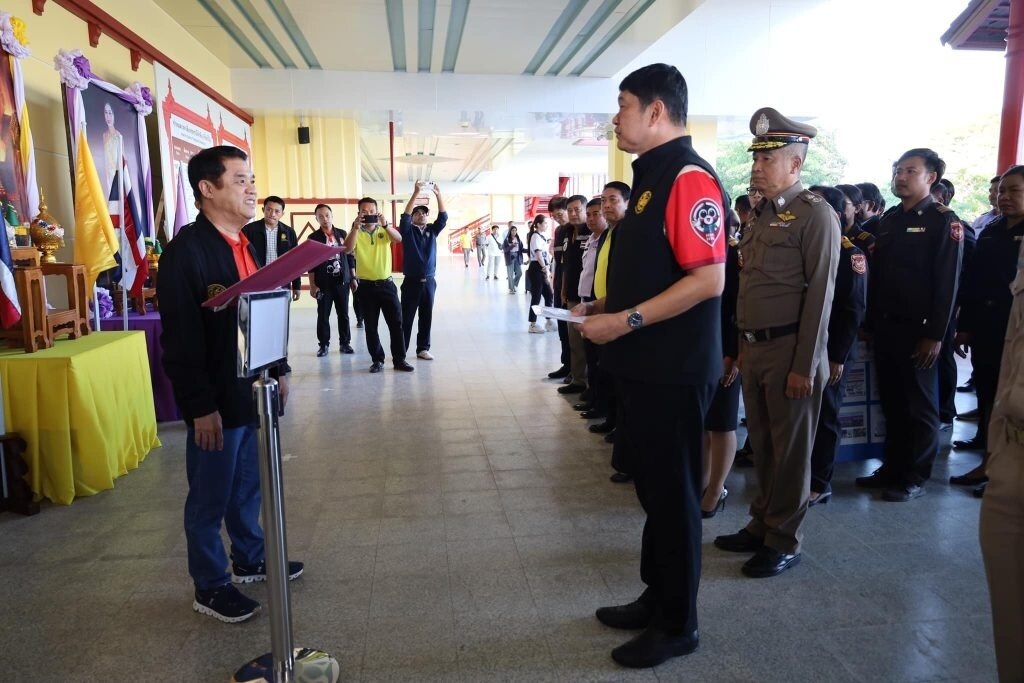 Thailands Verkehrsminister besucht den neuen Bahnhof von Hua Hin