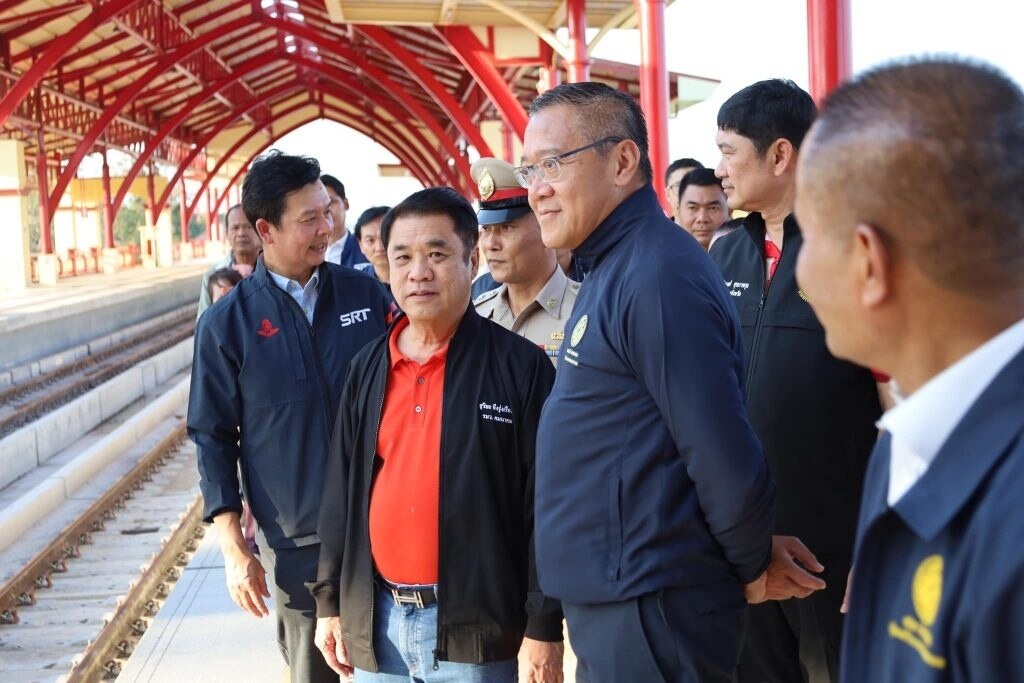 Thailands Verkehrsminister besucht den neuen Bahnhof von Hua Hin