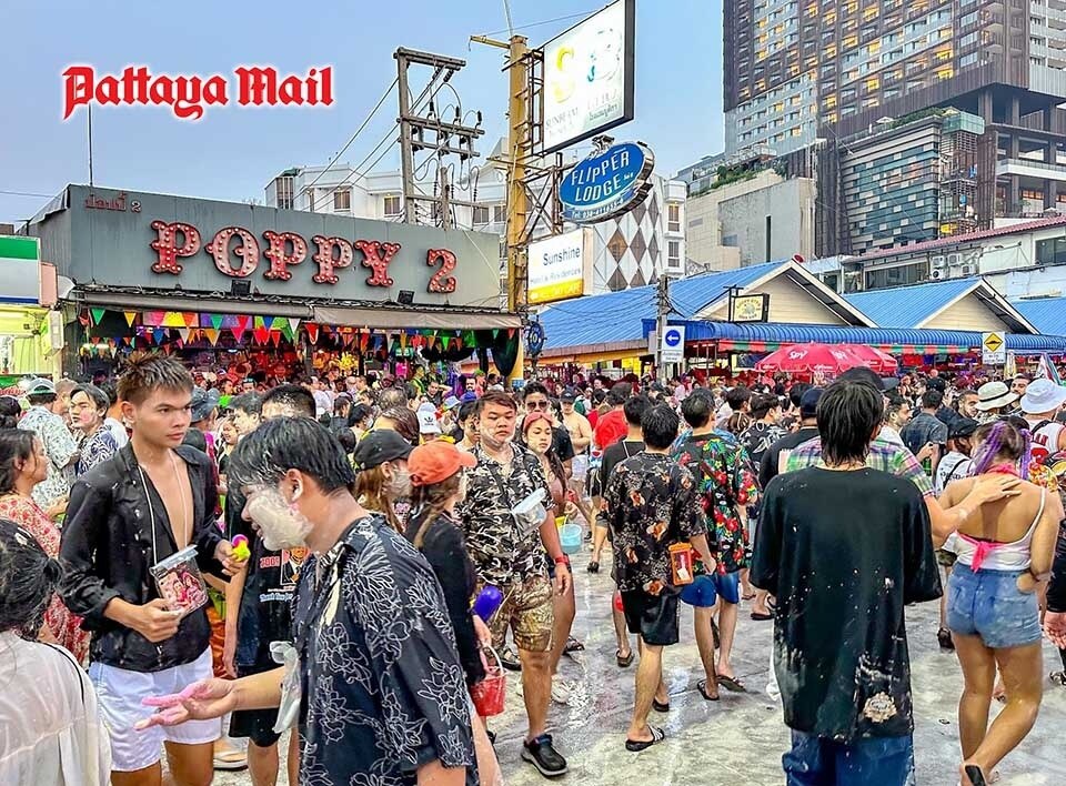 Touristen strömen zu Songkran mit Flugzeugen, Zügen und Autos nach Pattaya