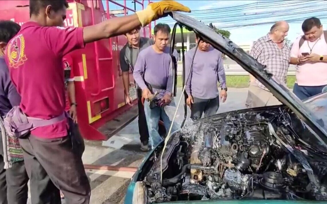 Auto eines deutschen auswanderers geraet in udon thani auf mysterioese weise in brand fotos