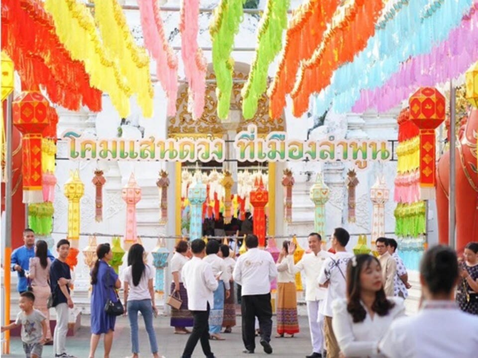 Lamphun feiert das &quot;Fest der hunderttausend Laternen&quot; im Lanna-Stil