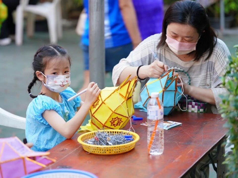 Lamphun feiert das &quot;Fest der hunderttausend Laternen&quot; im Lanna-Stil