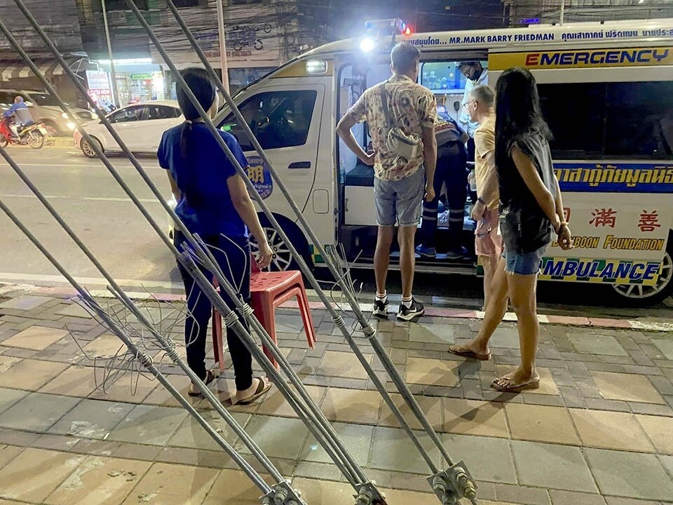 Ausländer stolpert, Hand von Drahtseil in Pattaya aufgespießt